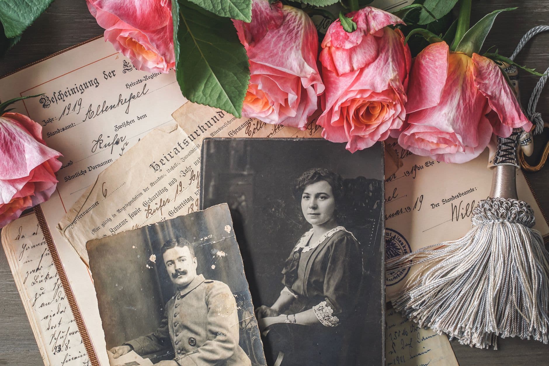 Stare rodzinne fotografie i dokumenty - pamiątki po spadkodawcy
